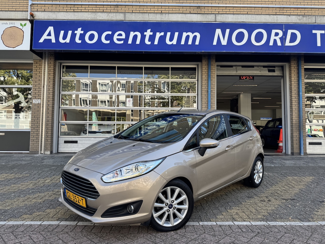 Ford Fiesta - 1.0 EcoBoost Titanium 82663KM! NAP | 1e Eigenaar | Climate Control | Cruise Control | Park - AutoWereld.nl