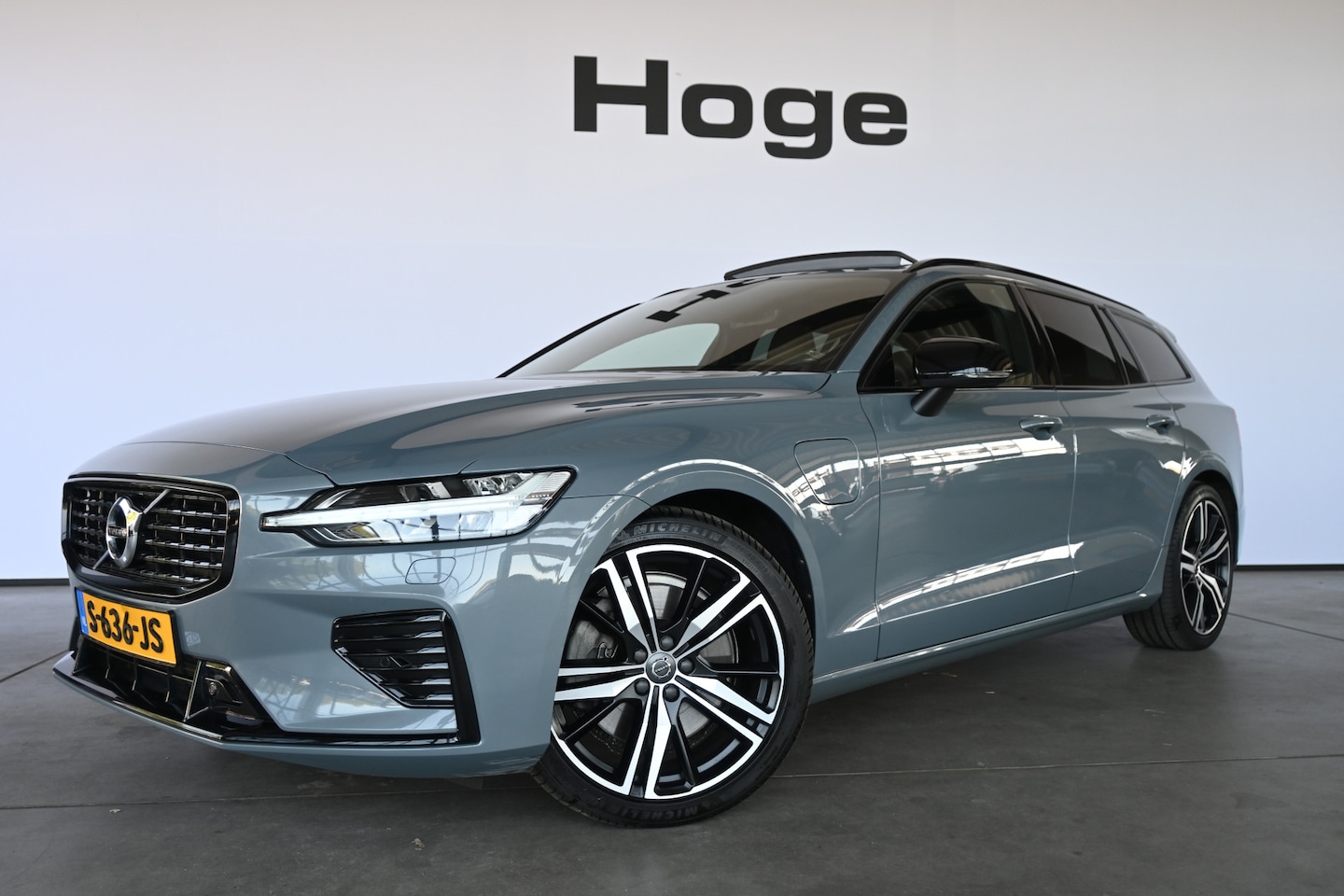 Volvo V60 - 2.0 T8 Plug-in hybrid AWD Plus Bright Panoramdak Stoelverwarming Carplay Led Adaptieve Cru - AutoWereld.nl