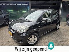Daihatsu Sirion 2 - 1.0-12V Premium | 1E EIGENAAR |3/6 OF 12MND GARANTIE | AIRCO | ELEC RAMEN | LMV |