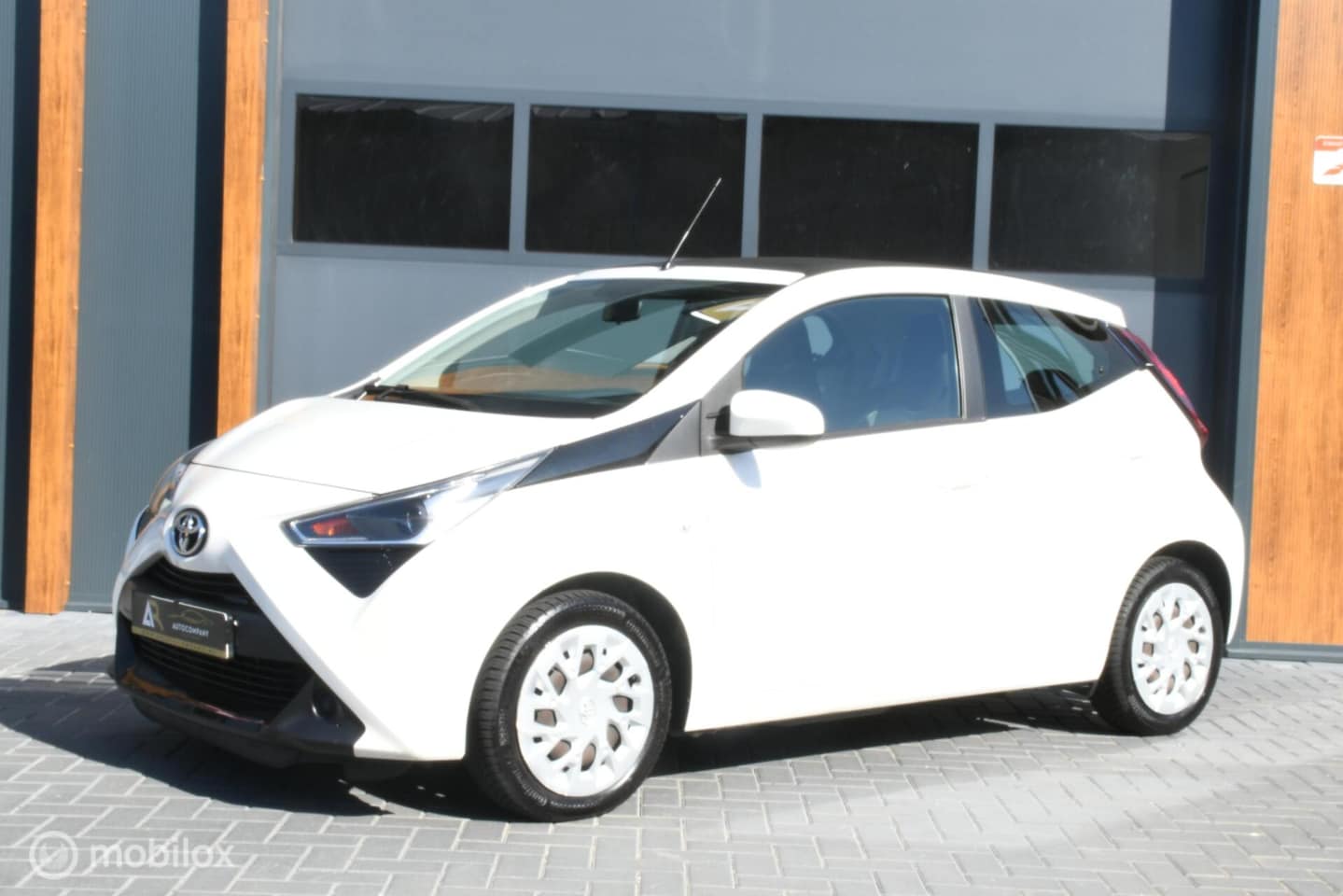 Toyota Aygo - 1.0 VVT-i x-play|AIRCO|CARPLAY|OPENDAK - AutoWereld.nl