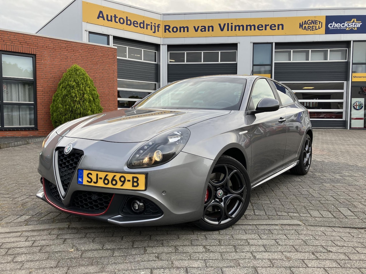 Alfa Romeo Giulietta - 1.4 Turbo MultiAir Super | Rood lederen bekleding | Grigio Magnesio | Trekhaak | - AutoWereld.nl
