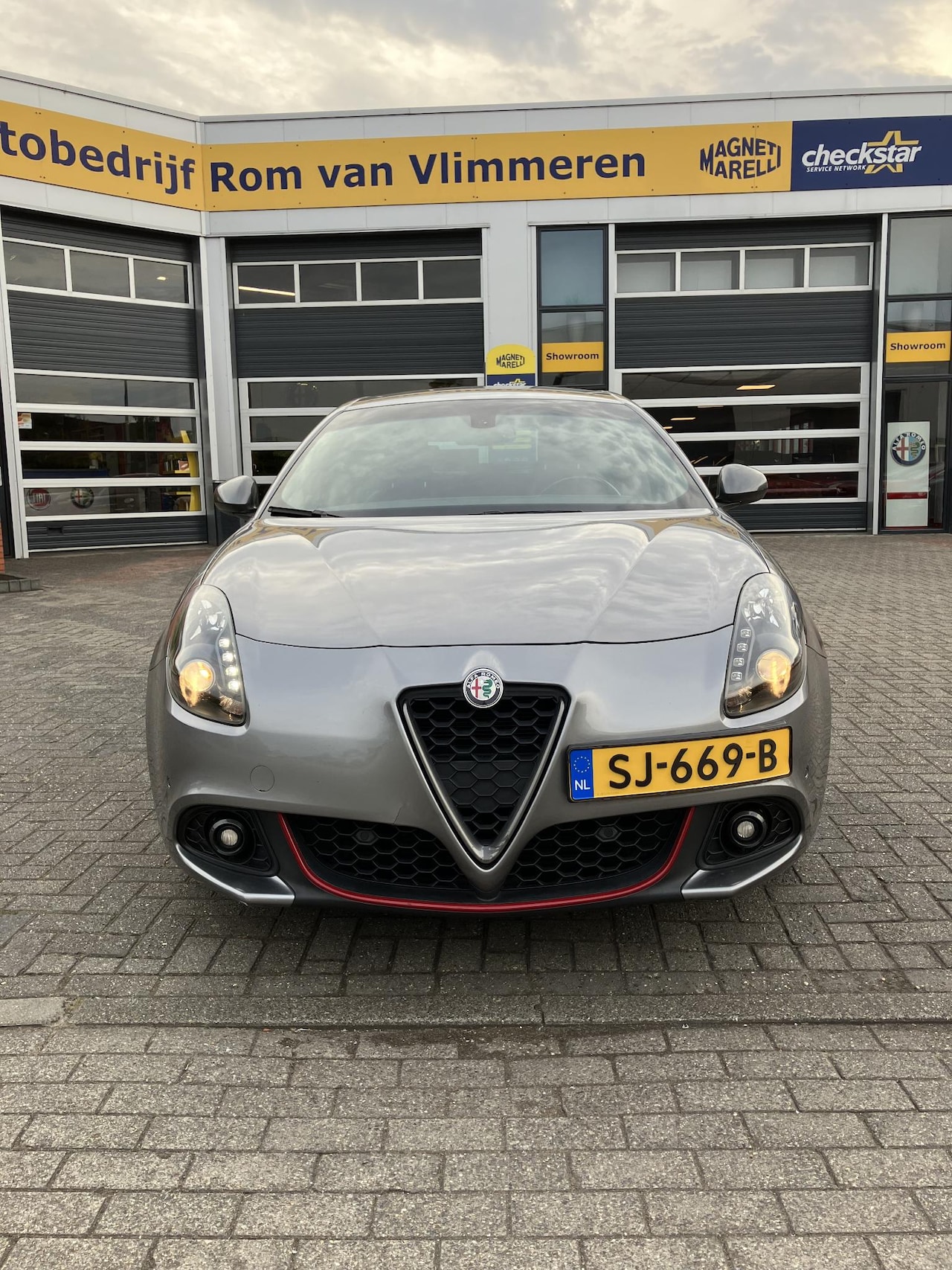 Alfa Romeo Giulietta - 1.4 Turbo MultiAir Super | Rood lederen bekleding | Grigio Magnesio | Trekhaak |