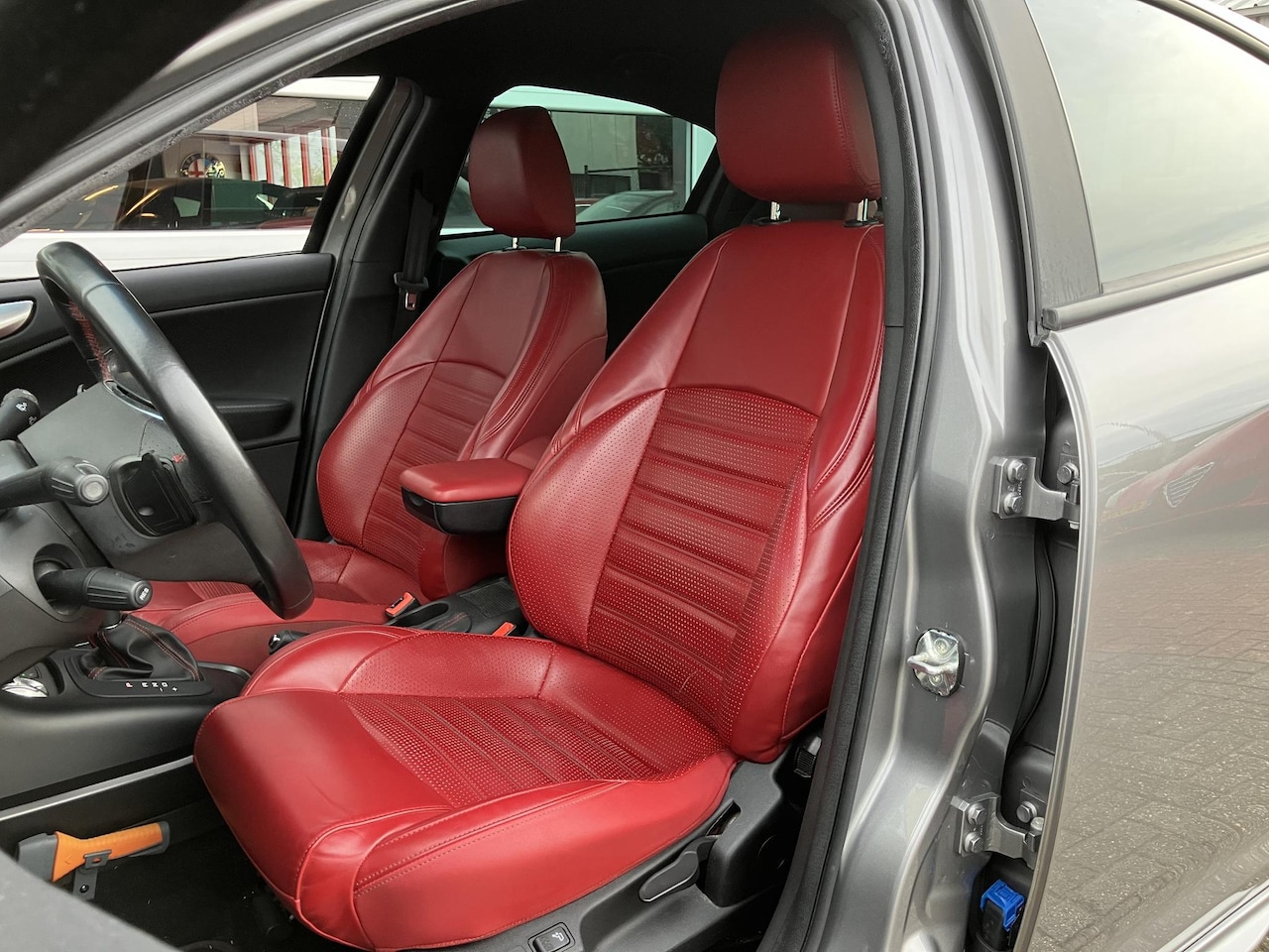Alfa Romeo Giulietta - 1.4 Turbo MultiAir Super | Rood lederen bekleding | Grigio Magnesio | Trekhaak |