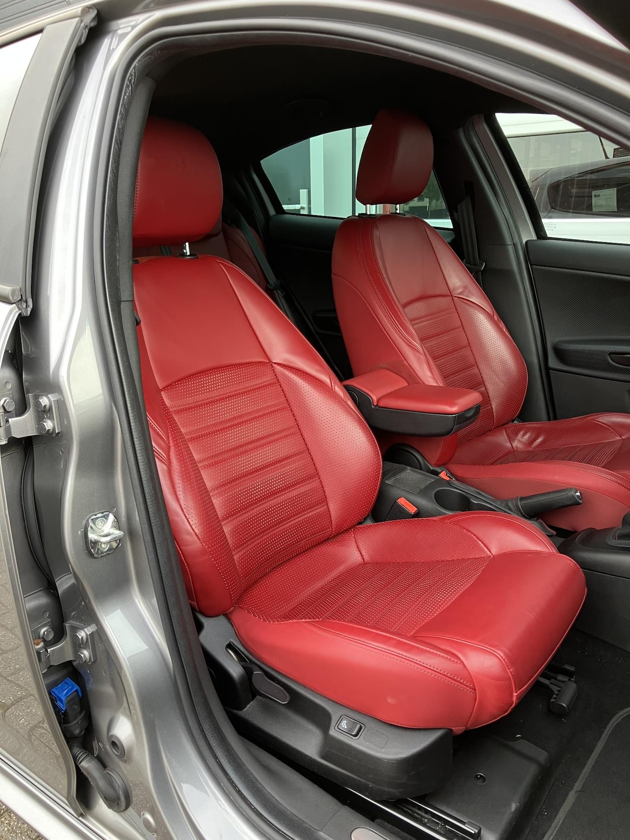 Alfa Romeo Giulietta - 1.4 Turbo MultiAir Super | Rood lederen bekleding | Grigio Magnesio | Trekhaak |