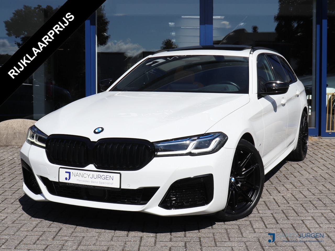 BMW 5-serie Touring - 530i xDrive | 4WD | M-Sport | Pano | Luchtvering | Leder | Ambiente Verlicht. | 20" M Velg - AutoWereld.nl