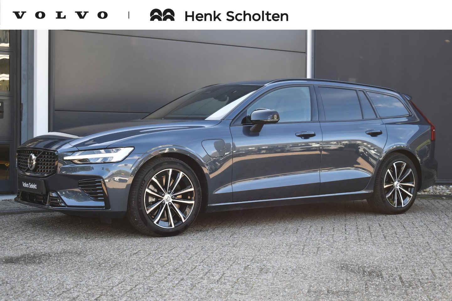 Volvo V60 - T8 Plug-in hybrid AWD Plus Dark | Panoramadak | Trekhaak | Verwarmbare voorstoelen, achter - AutoWereld.nl