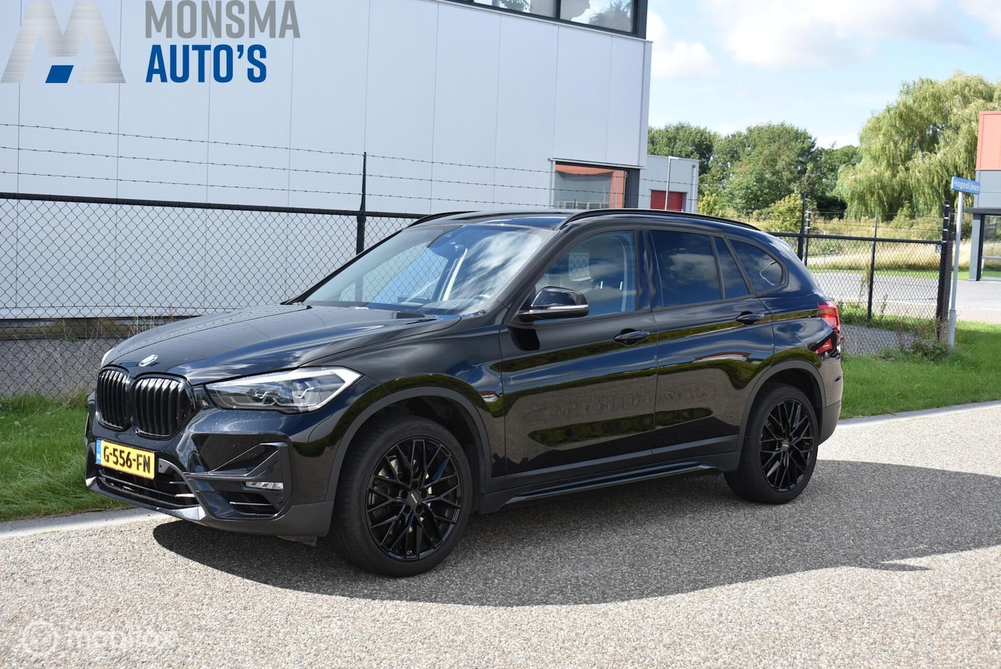 BMW X1 - sDrive20i Schwarz ll Leder Sportstoel H/K HUD LED DAB Camera 19" LMV - AutoWereld.nl