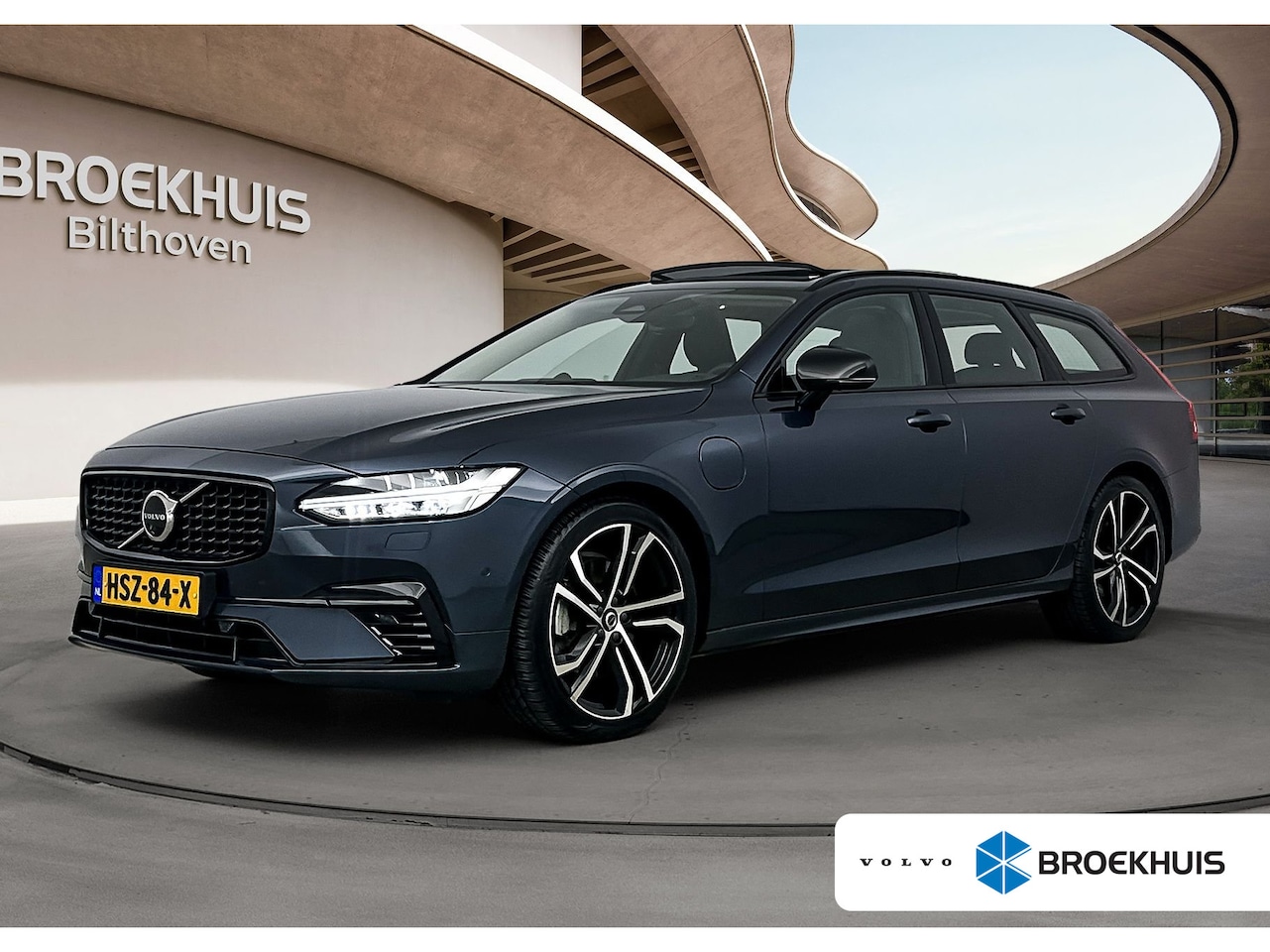 Volvo V90 - 2.0 T8 Plug-in hybrid AWD Ultra Dark | Luchtvering | Trekhaak | Gelamineerde ramen | Stoel - AutoWereld.nl