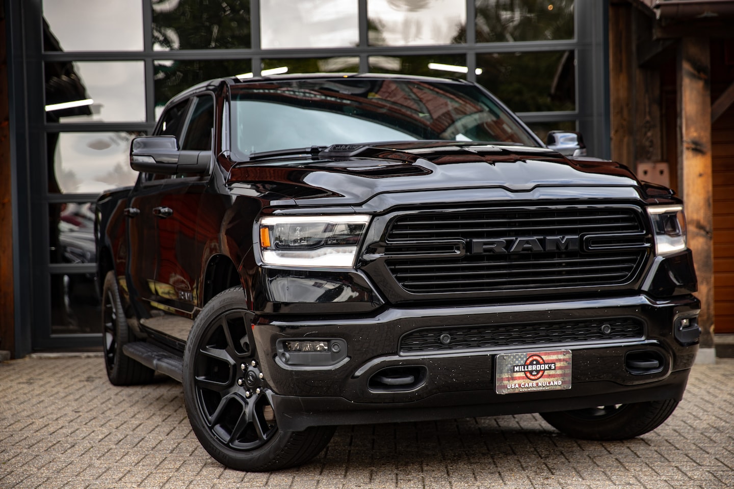 Dodge Ram 1500 - 5.7 V8 4x4 Crew Cab Laramie 1e eigenaar - AutoWereld.nl