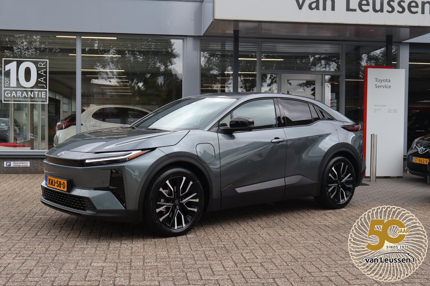 Toyota C-HR - FIRST EDITION 77KWH 607KM-WLTP 20"LM-VELGEN EL-ACHTERKLEP PRIVACY-GLASS DEMO NL-AUTO - AutoWereld.nl