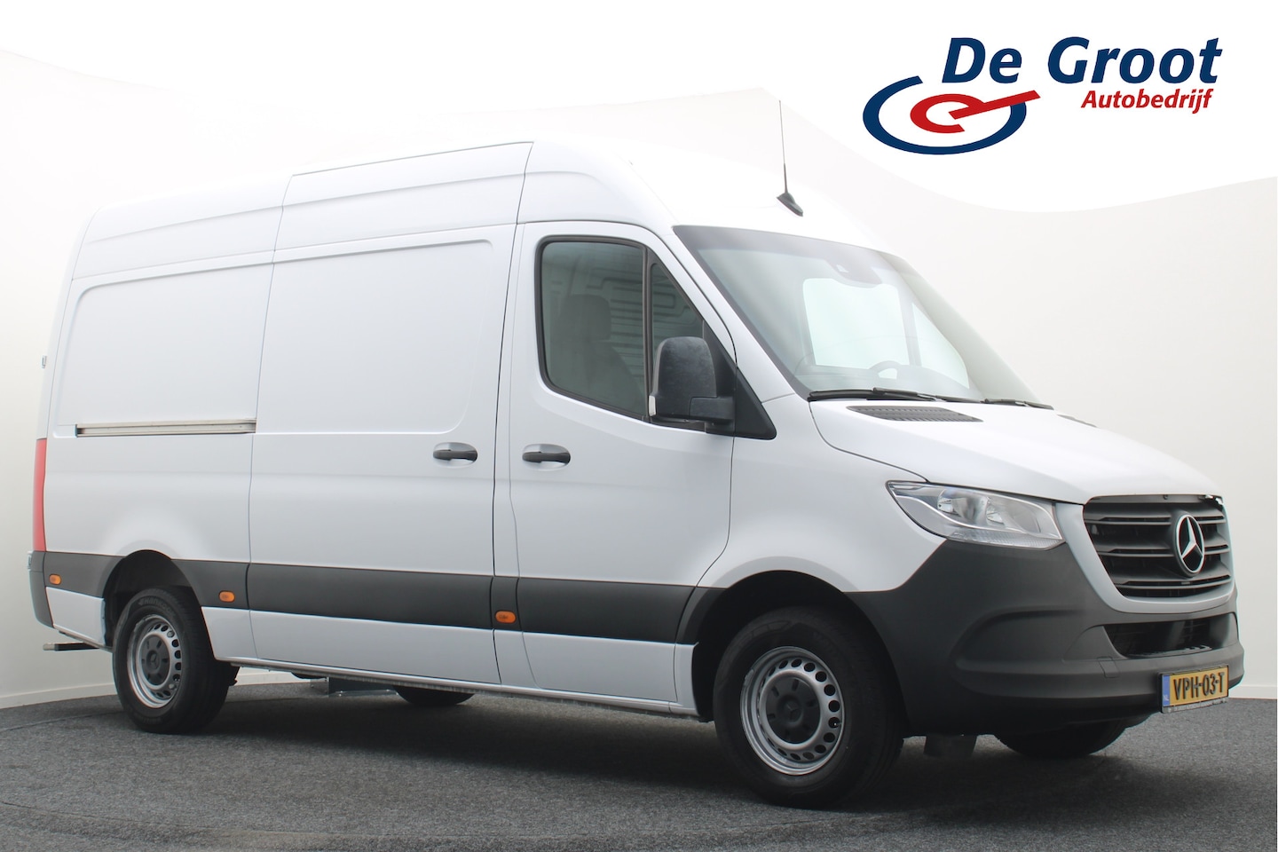 Mercedes-Benz Sprinter - 317 L2H2 RWD 2x Schuifdeur, Apple Carplay, Trekhaak, Camera, Dodehoeksensor - AutoWereld.nl