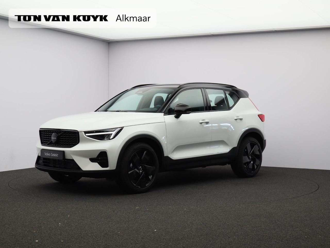 Volvo XC40 - 2.0 B4 Plus Black Edition / Stoel- + stuurwielverwarming / Elektr. stoelverstelling / Harm - AutoWereld.nl