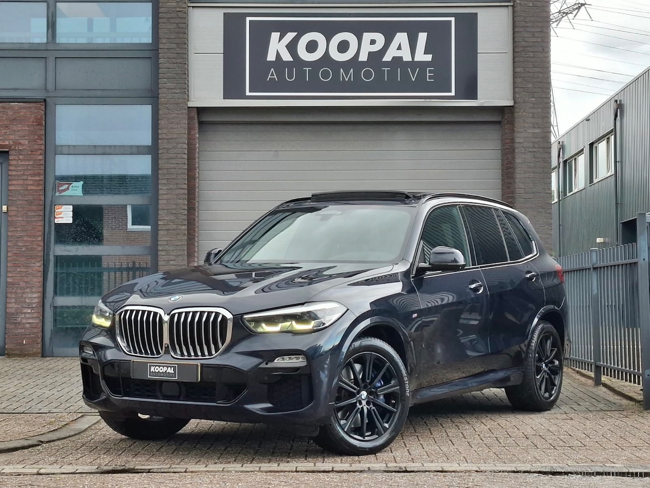 BMW X5 - XDrive30d High Executive M-Sport | HUD | Pano | H/K | Trekhaak | Dealer Onderhouden - AutoWereld.nl