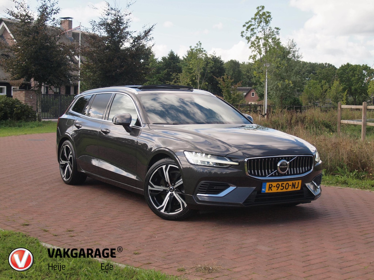 Volvo V60 - 2.0 T8 Plug-in hybrid AWD Ultimate Bright | Panoramadak | Trekhaak | Harman Kardon | NL-Au - AutoWereld.nl