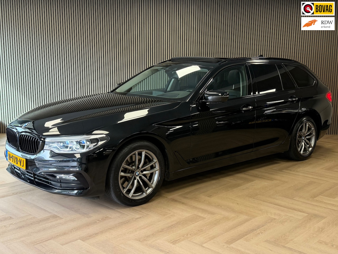 BMW 5-serie Touring - 530d High Executive SPORT LINE AUT. PANORAMADAK TREKHAAK NAVIGATIE CAMERA KEYLESS-GO VIRTU - AutoWereld.nl
