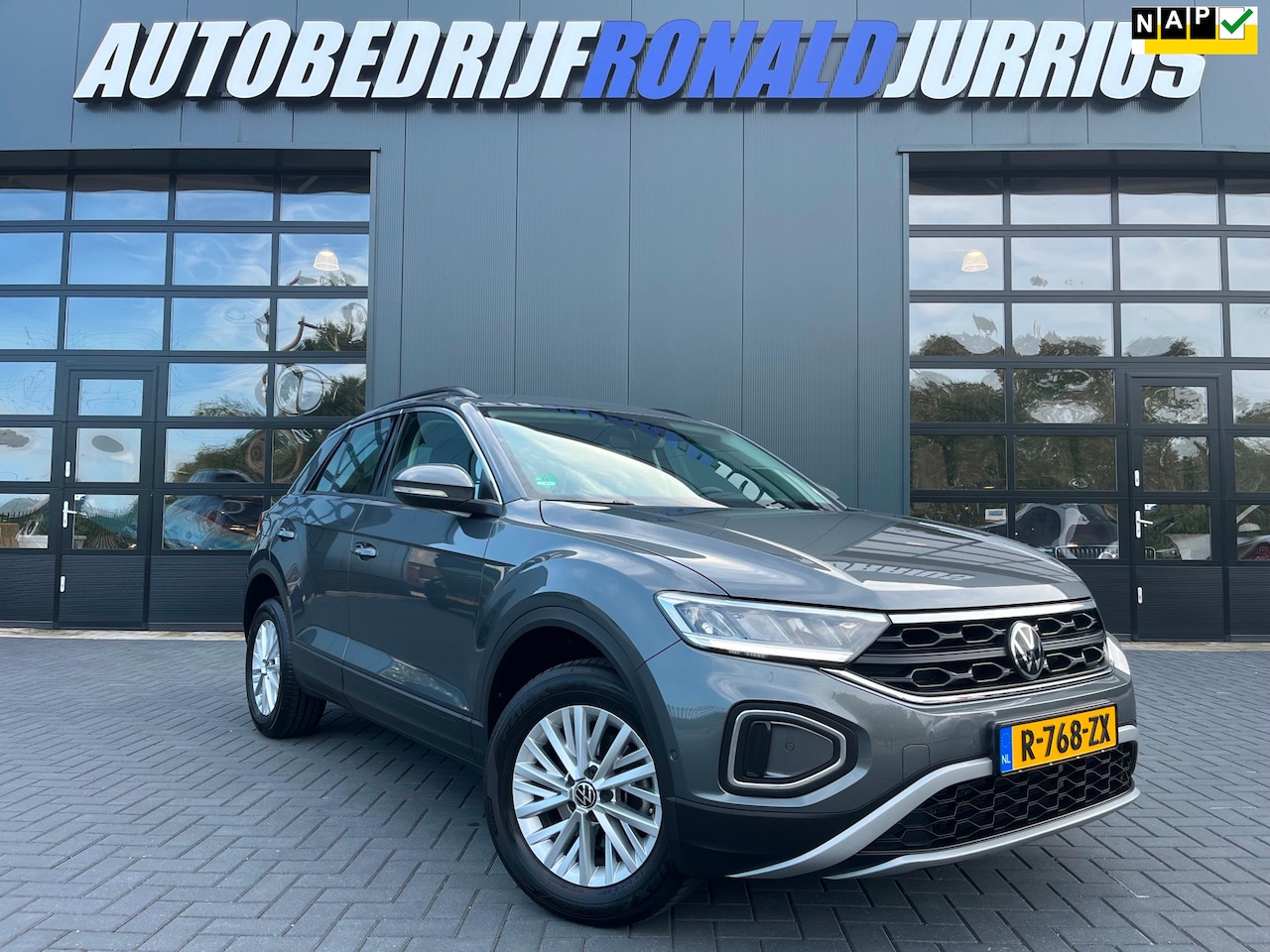 Volkswagen T-Roc - 1.5 TSI Life Business NL.Auto/150PK/Stoelverw./Climatronic/Carplay/Trekhaak/1Ste Eigenaar/ - AutoWereld.nl
