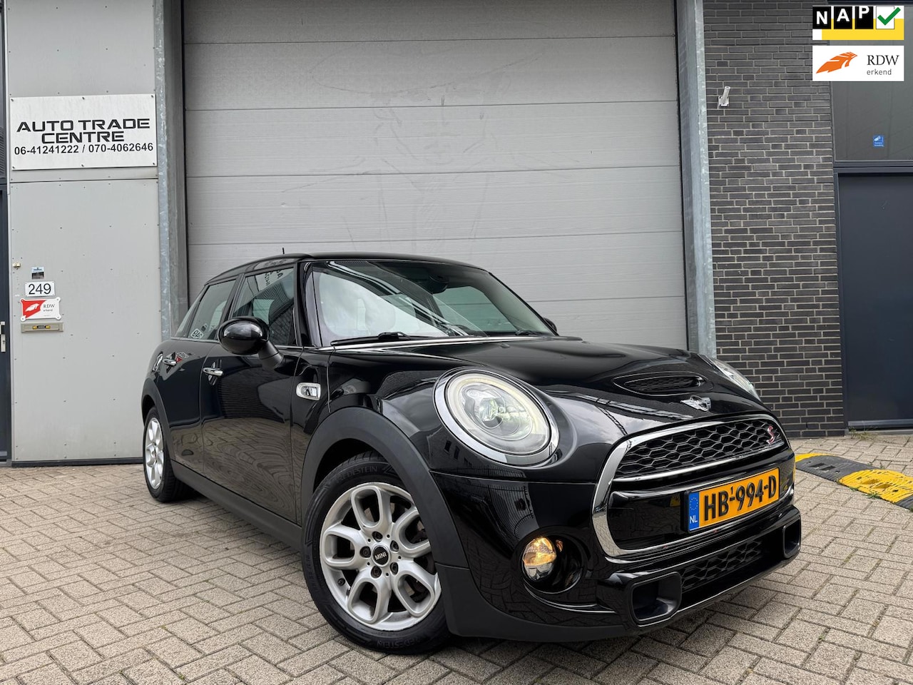 MINI 5-Deurs - 2.0 Cooper S Serious Business [Keyless | Leder | StoelVW | Navi | Cruise | Volledig OH] - AutoWereld.nl