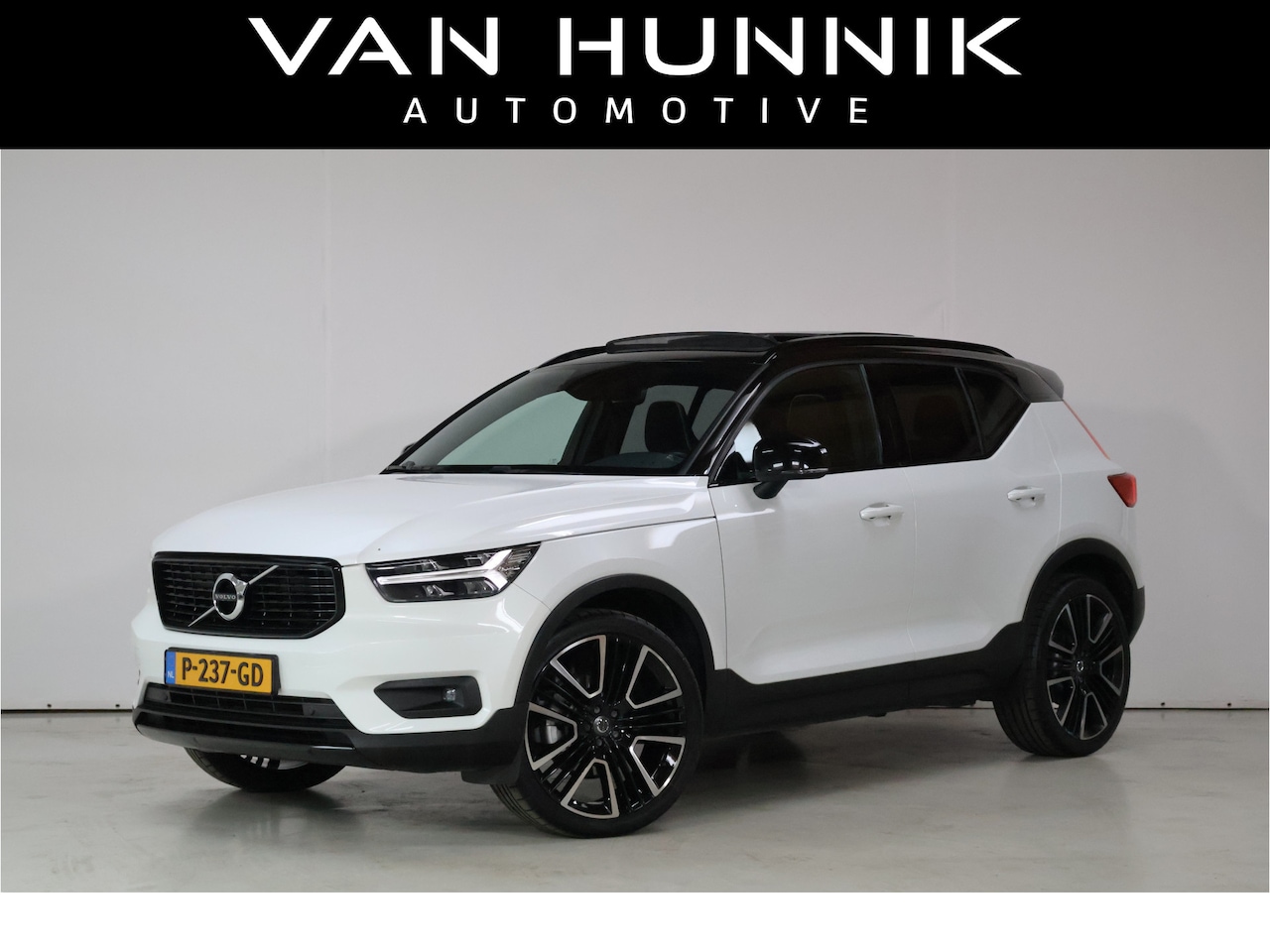 Volvo XC40 - 2.0 T5 AWD R-Design | Pano | Stoel+Stuur verwarmd | Acc | Harman Kardon - AutoWereld.nl