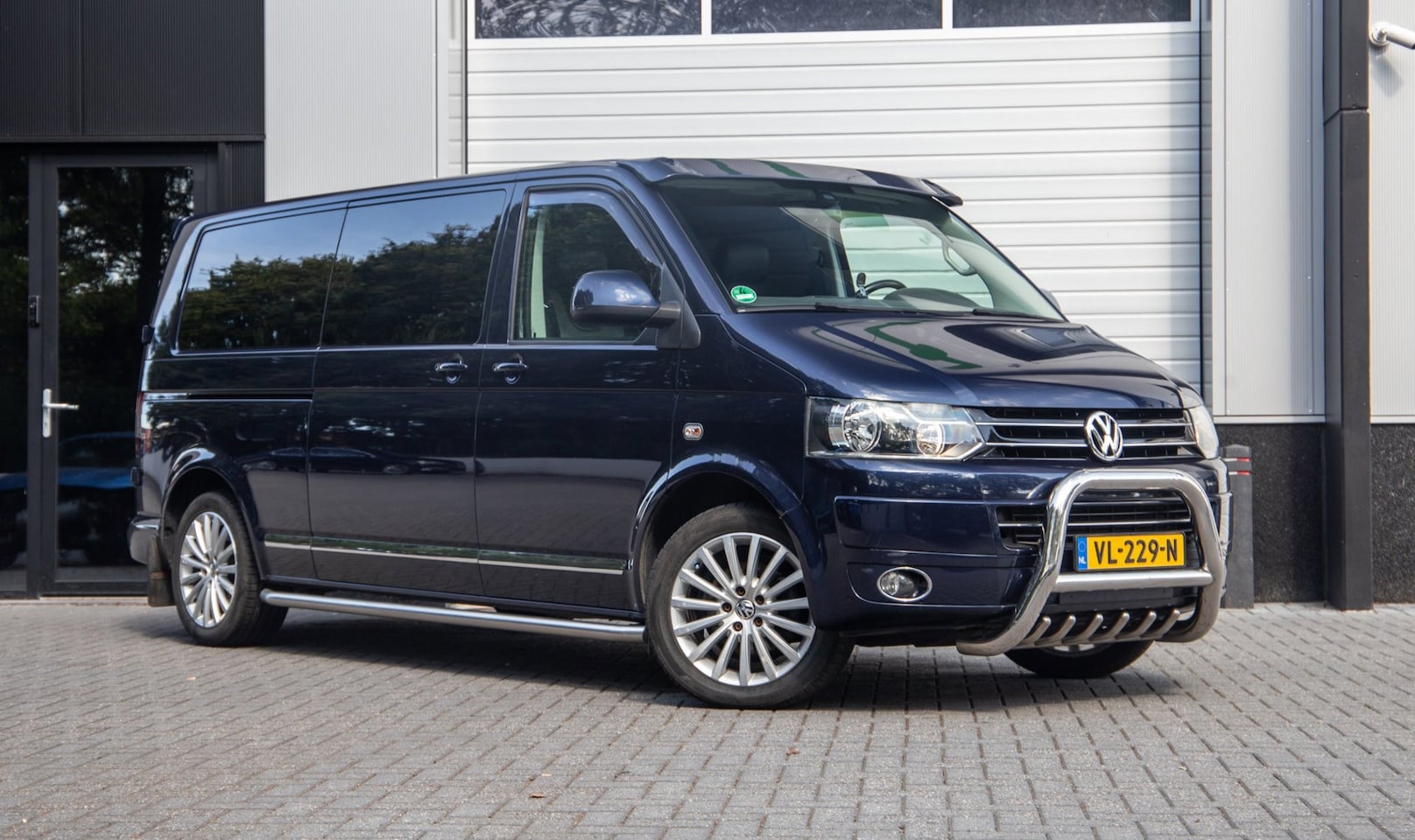 Volkswagen Transporter - 2.0 TDI L2H1 4Motion / Dubbele Schuifdeur / Automaat / Leder / Volledig Bekleed - AutoWereld.nl