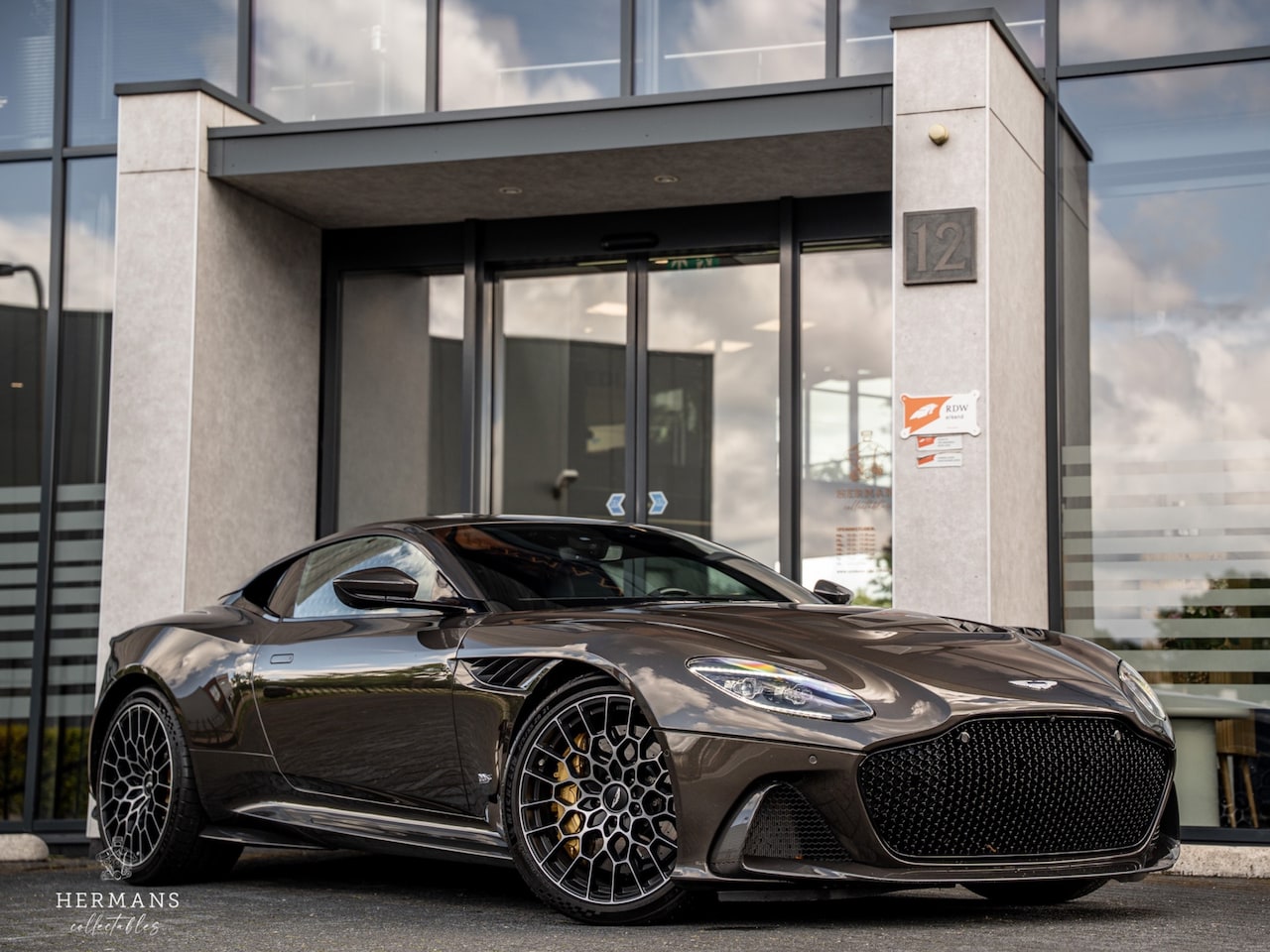 Aston Martin DBS - 770 Ultimate 5.2 V12 Coupé / By Q / 1 of 300 / Carbon / Ceramic / B&O / Honeycomb - AutoWereld.nl