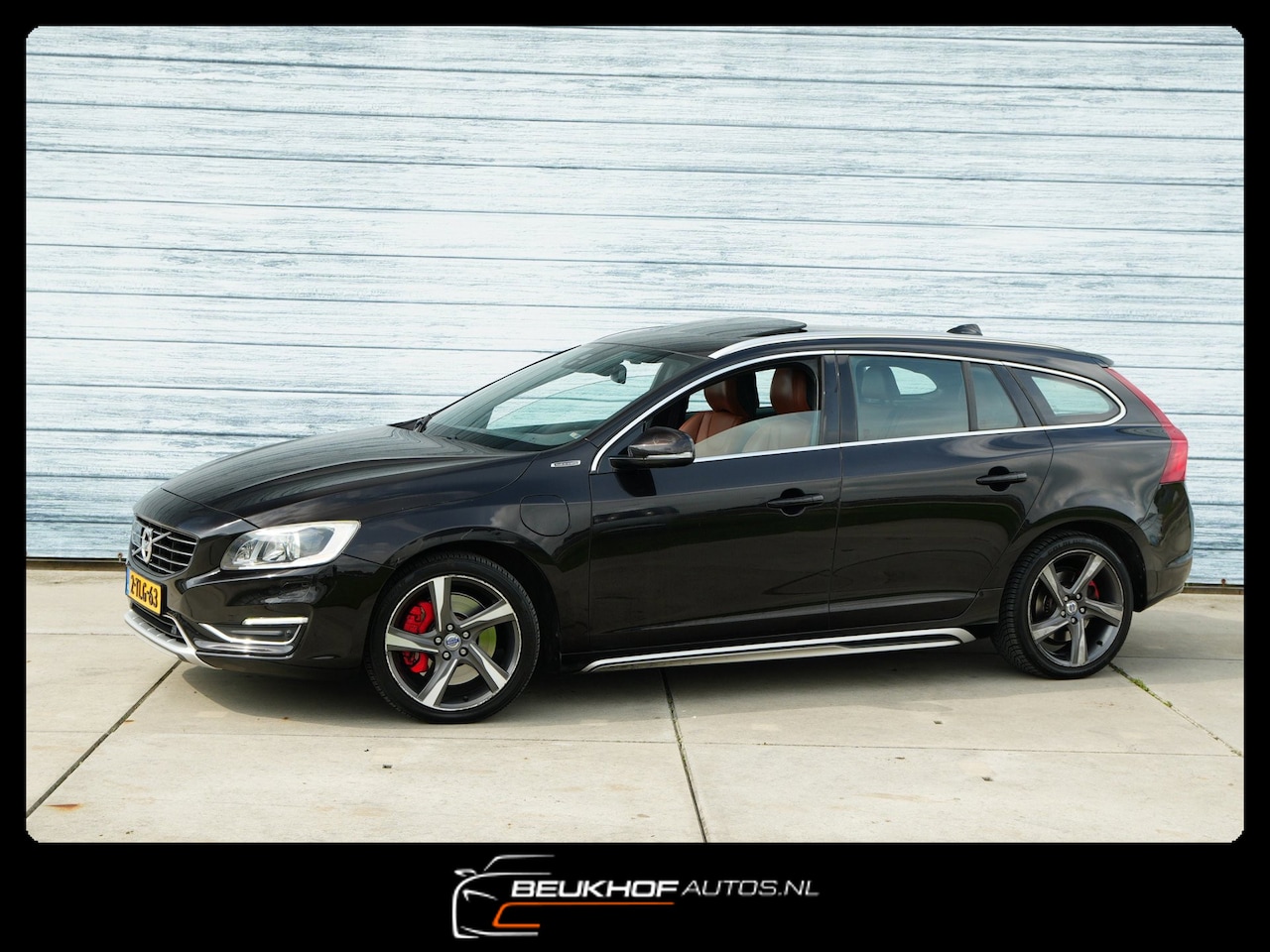 Volvo V60 - 2.4 D6 AWD Plug-In Hybrid Trekhaak Dak Camera - AutoWereld.nl