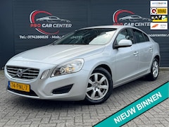 Volvo S60 - 1.6 T4 Kinetic AUT | CLIMATE | CRUISE | PDC | 2e EIGENAAR | NAVI | EL.RAMEN | NAP | APK |