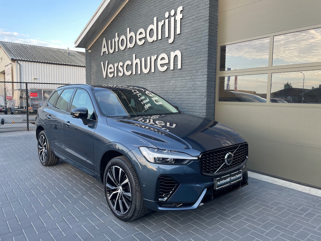 Volvo XC60 - 2.0 T6 Plug-in hybrid AWD Plus Dark pano 360° camera stoel + stuurverwarming - AutoWereld.nl