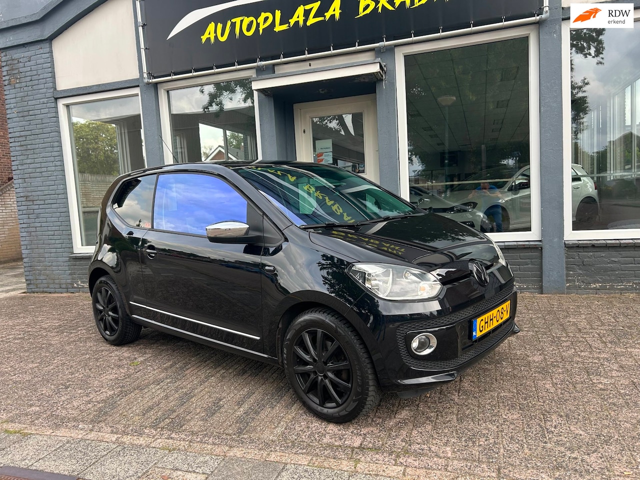 Volkswagen Up! - 1.0 high up!/ AIRCO/ CRUISE/ STOELVERW/ PDC/ GETUNED 85 PK! / BLUETOOTH/ JBL/ XENON - AutoWereld.nl