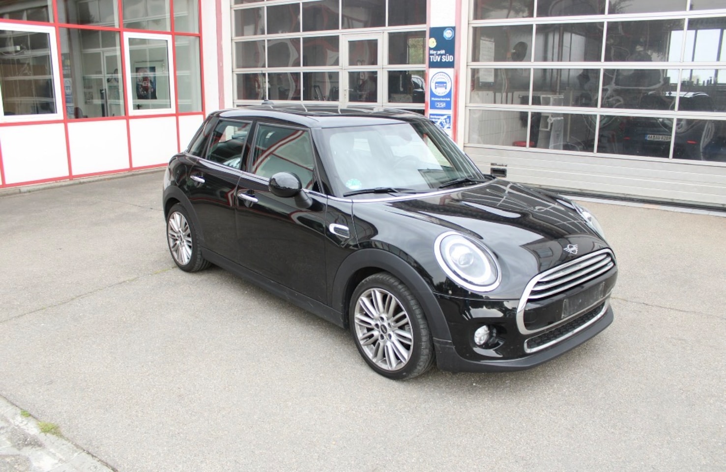 MINI 5-Deurs - 1.5 Cooper Chili. Panoramadak,Navi,Half leer, Facelift ! Zeer mooi !! - AutoWereld.nl