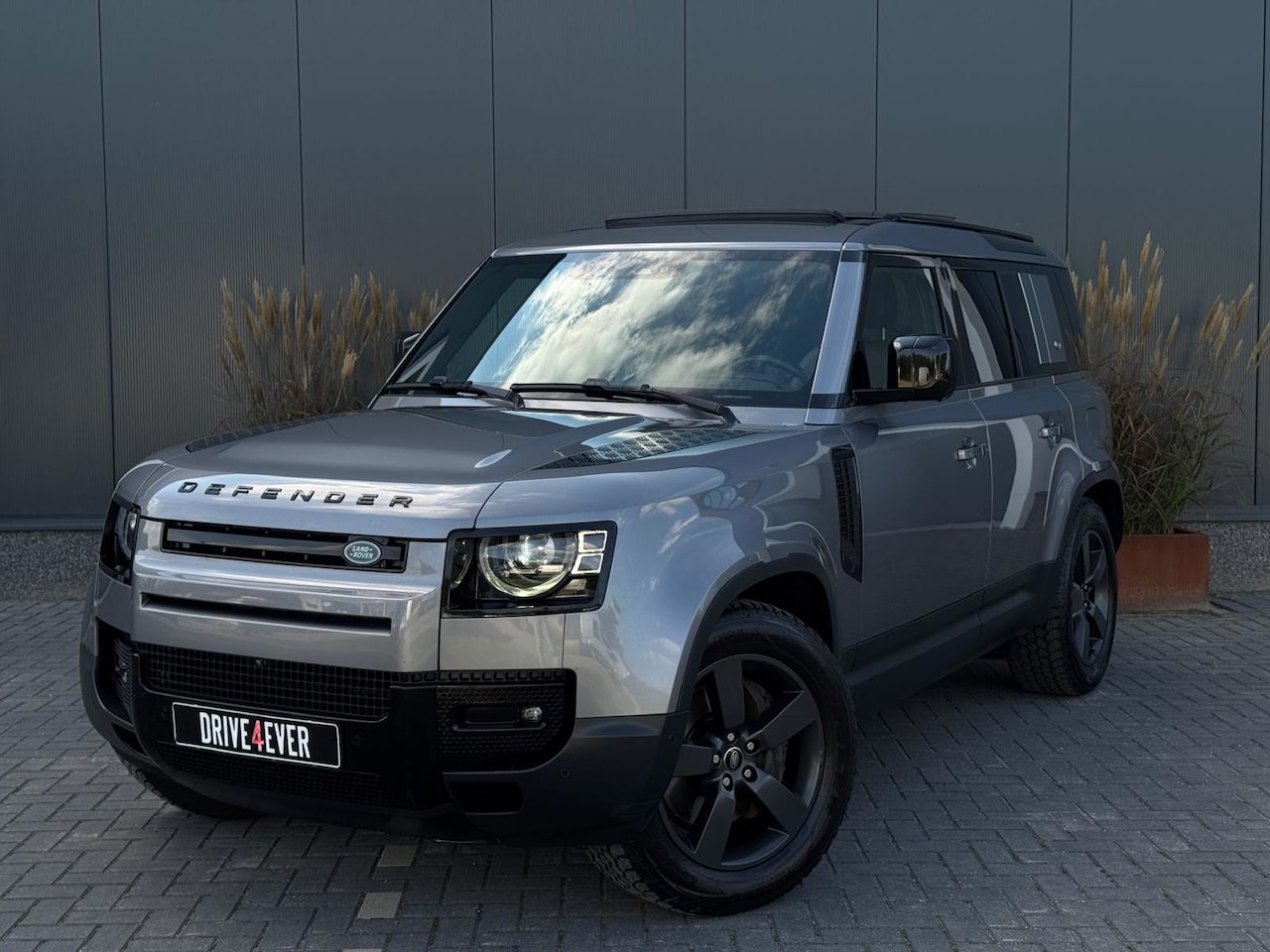 Land Rover Defender 110 - 2.0 P400e 110 S | Pano | 360 | Leder - AutoWereld.nl