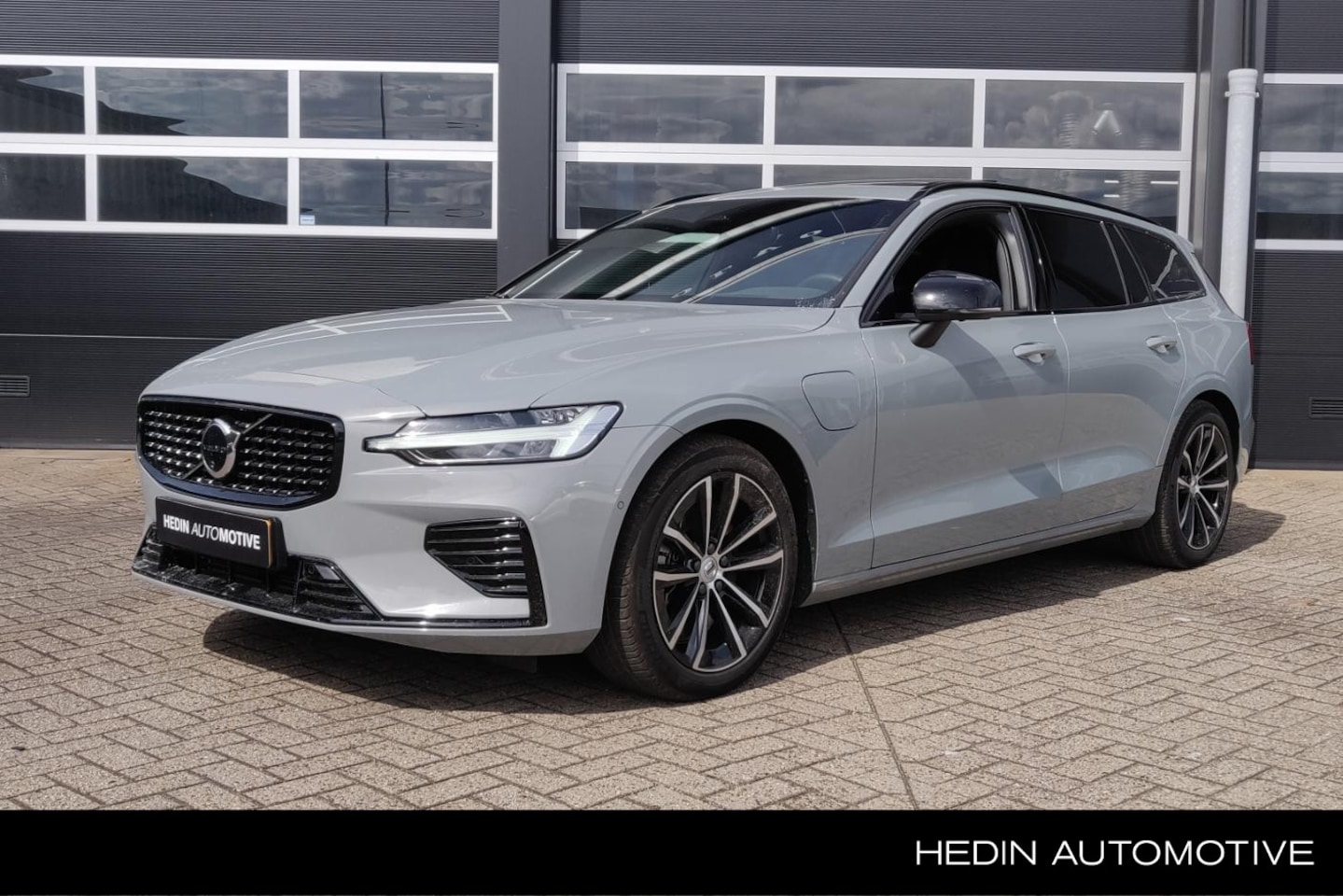 Volvo V60 - 2.0 T8 455pk Plug-in hybrid AWD Plus Dark | Trekhaak 2000 kg | Pano dak | Head Up Display - AutoWereld.nl