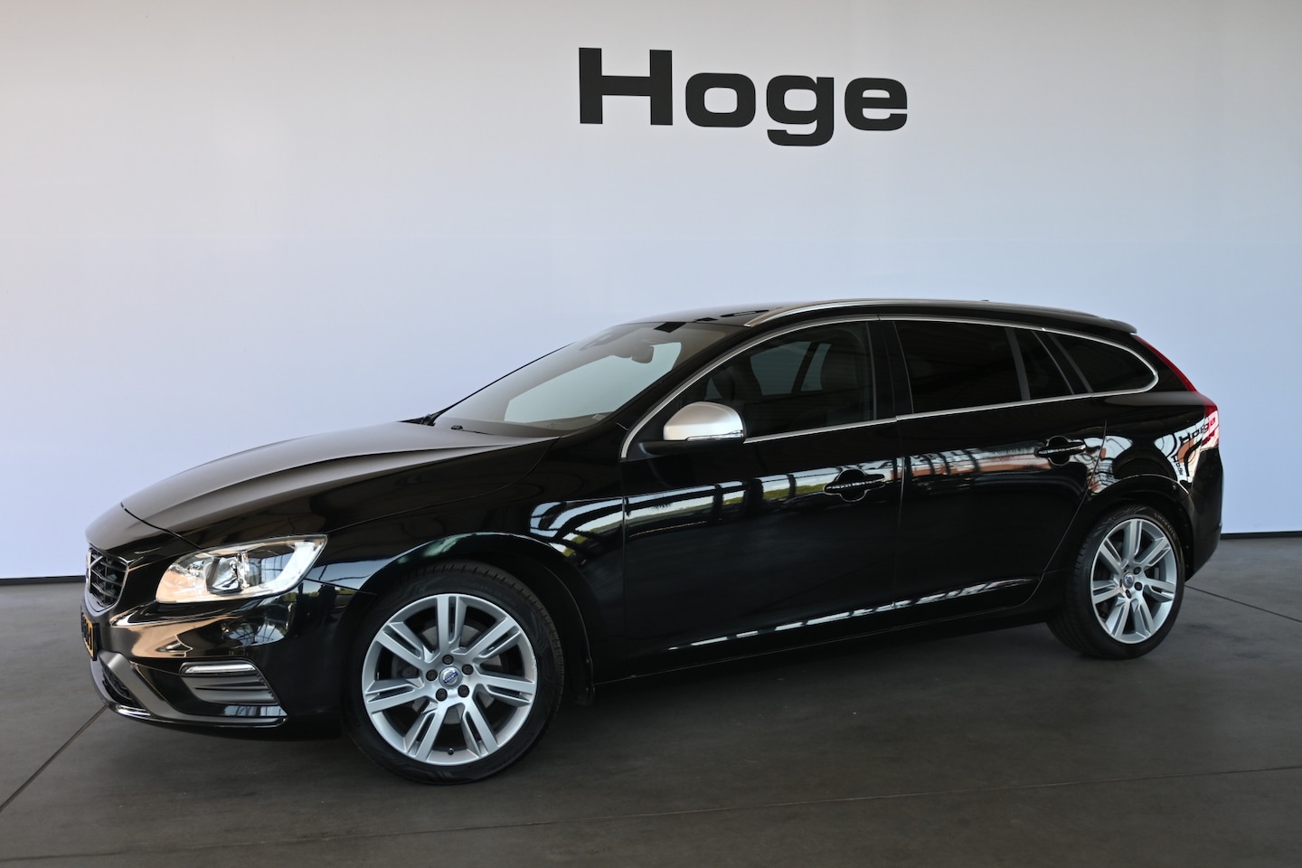Volvo V60 - 2.0 D3 Nordic R-Design Automaat Clima Trekhaak Navigatie Cruise control Inruil Mogelijk! - AutoWereld.nl