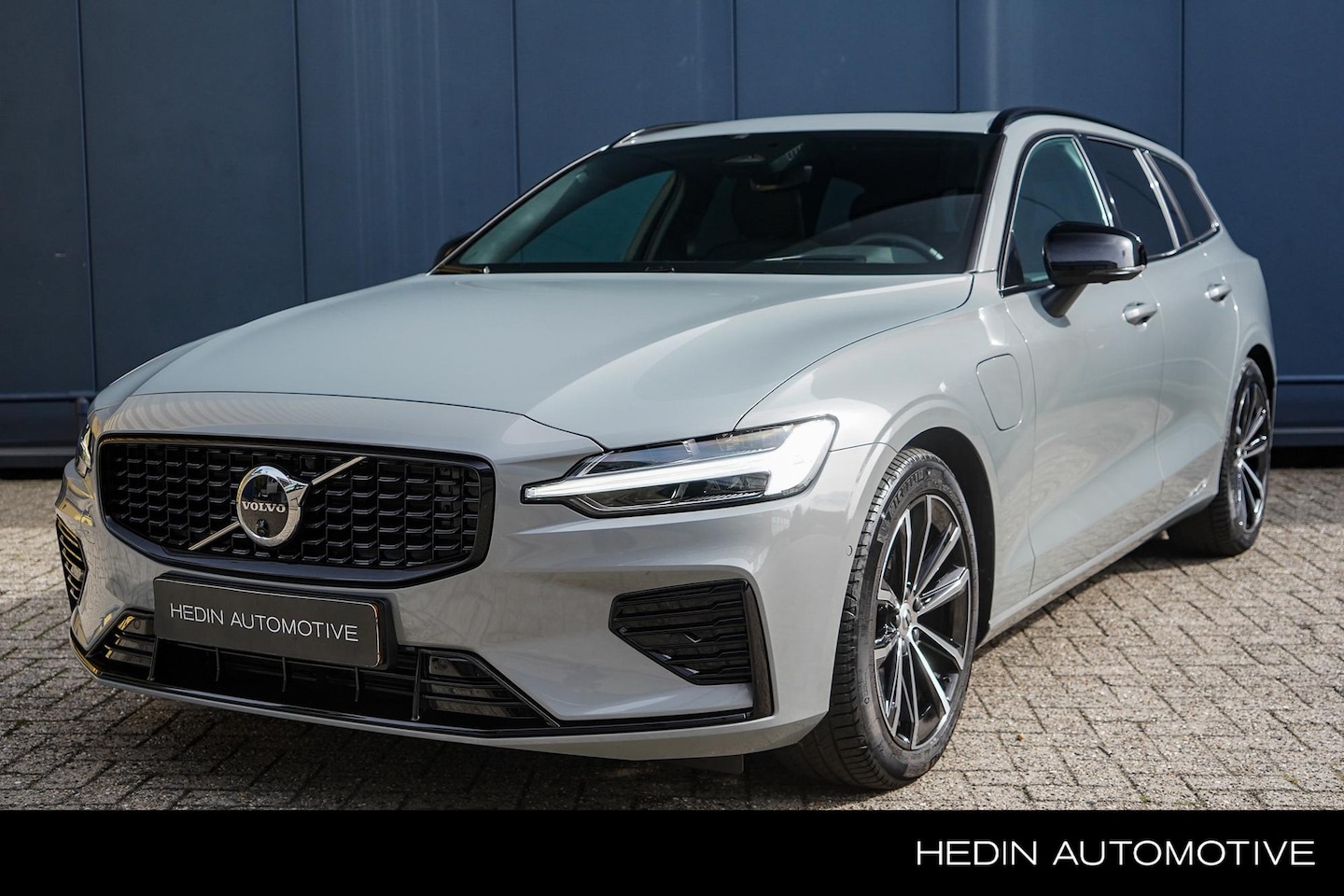 Volvo V60 - 2.0 T8 Plug-in hybrid AWD Plus Dark | Trekhaak | Panoramadak | 360 graden camera - AutoWereld.nl