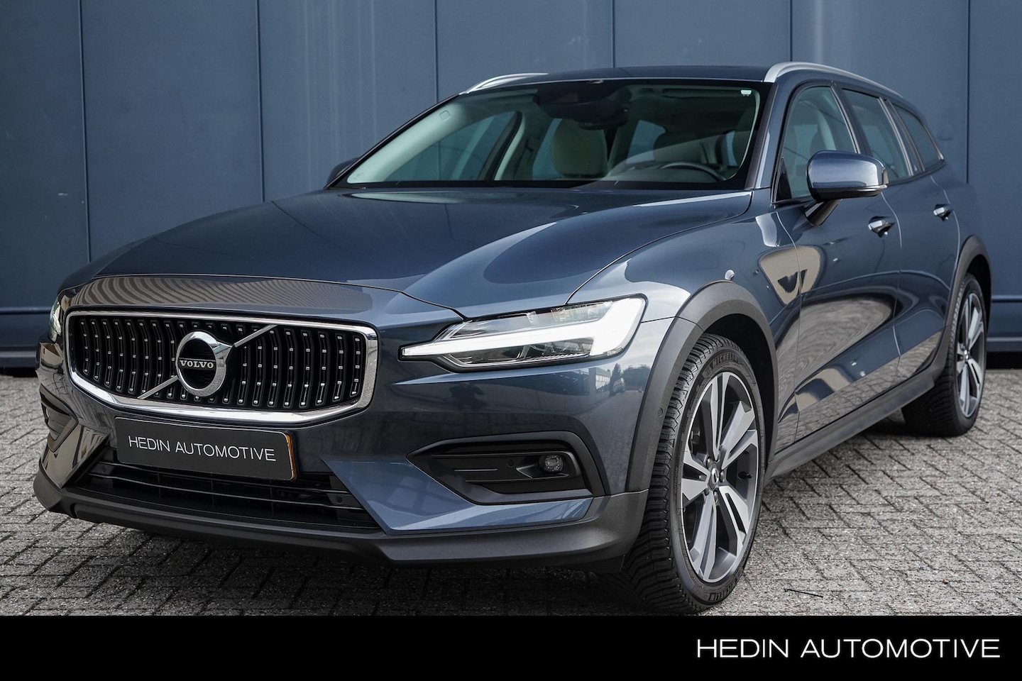 Volvo V60 Cross Country - 2.0 B5 AWD Pro | Panoramadak | 360 graden camera | Elektrische voorstoelen - AutoWereld.nl
