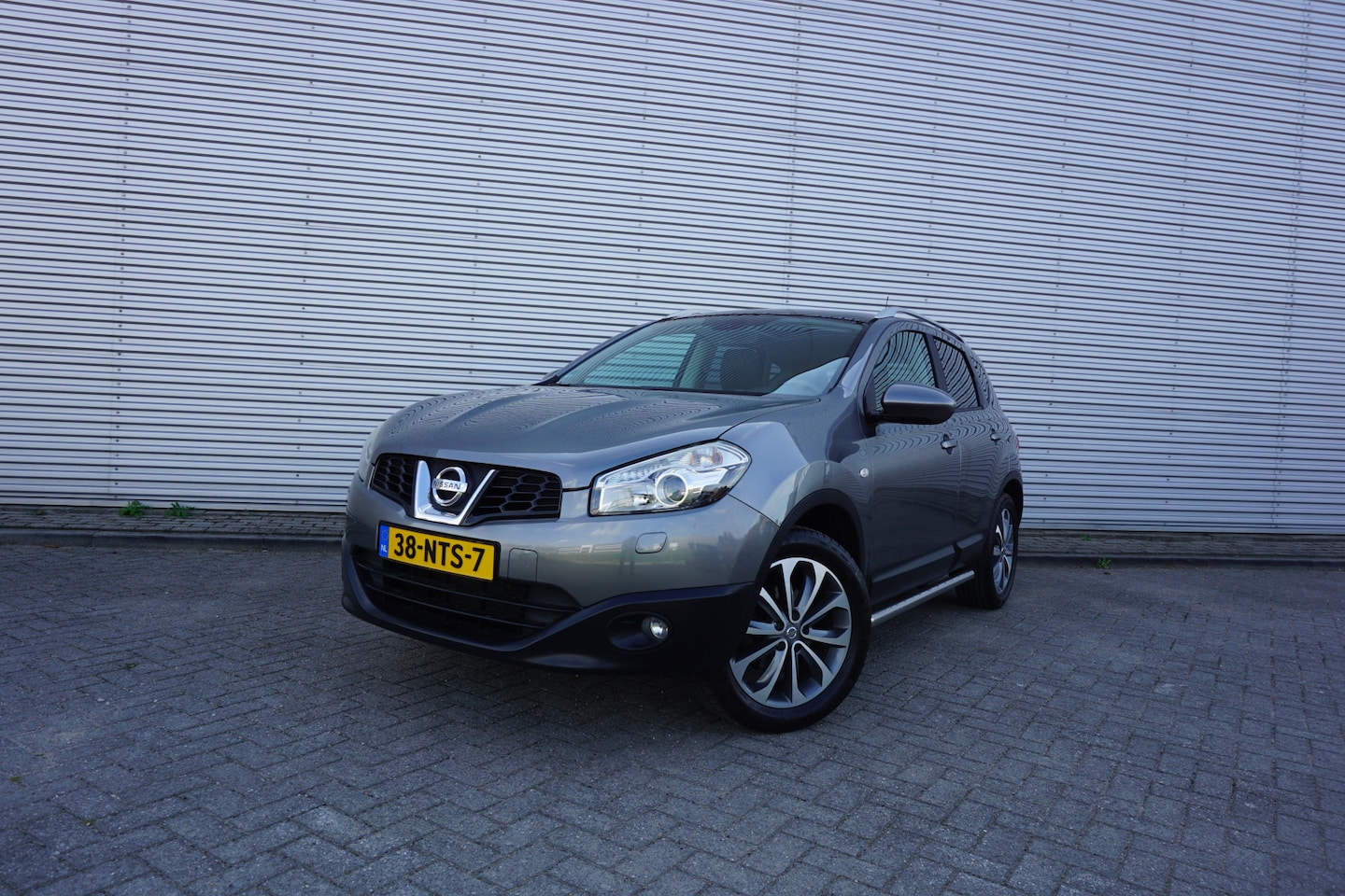 Nissan Qashqai - 2.0 Tekna Airco / Navi / Cruise / Camera / Pano / Stoelverw. / Trekhaak / Lm velgen / NAP - AutoWereld.nl