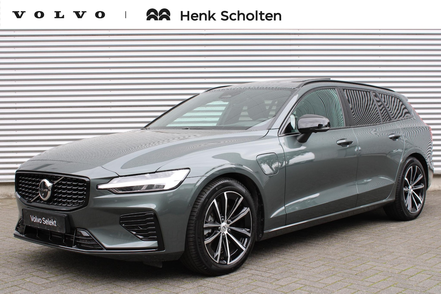 Volvo V60 - T8 Plug-in hybrid AWD Ultra Dark | Panoramadak | Trekhaak | Premium audio by Harman Kardon - AutoWereld.nl