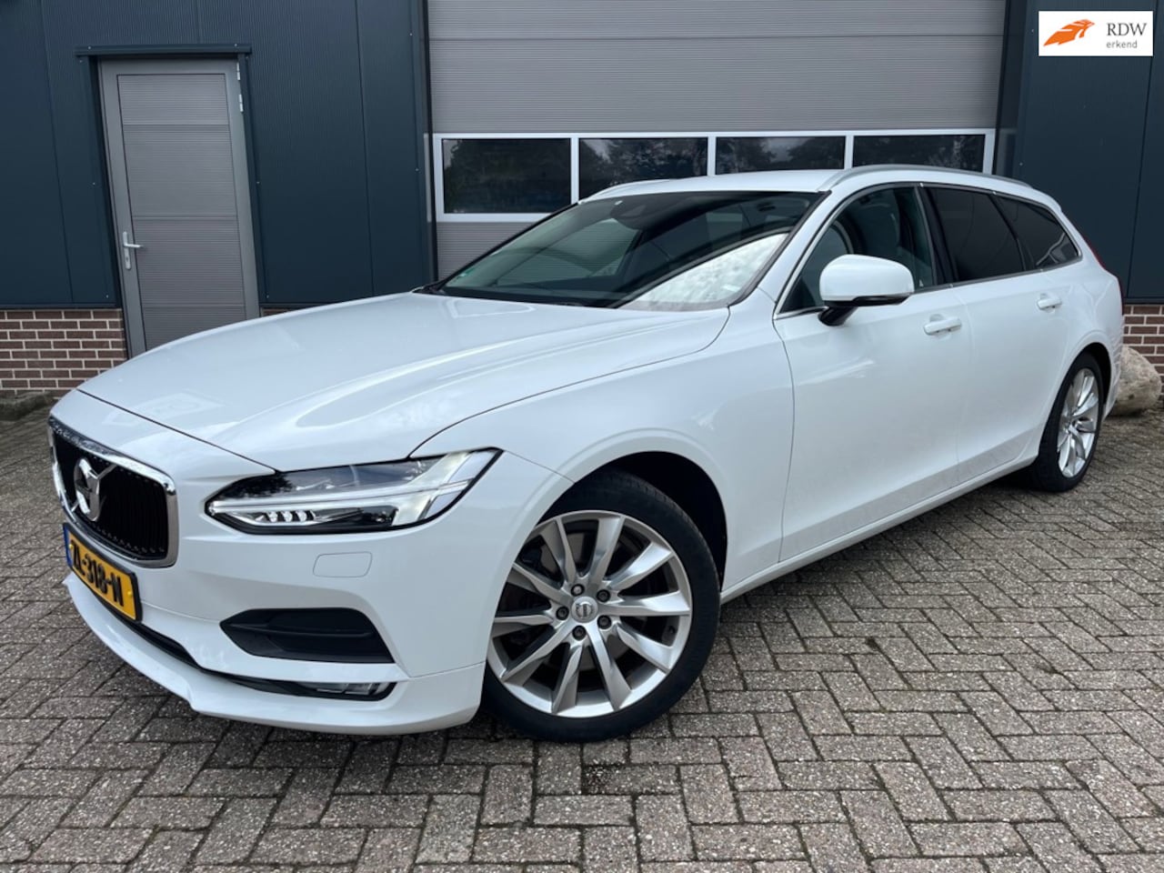Volvo V90 - 2.0 T4 R-Design-Trekhaak-Keyless-Navi-Automaat! - AutoWereld.nl