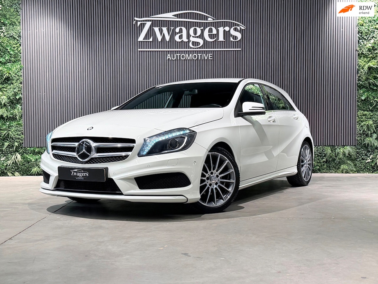 Mercedes-Benz A-klasse - 180 Prestige Amg | Automaat | Led | Dealer onderhouden - AutoWereld.nl