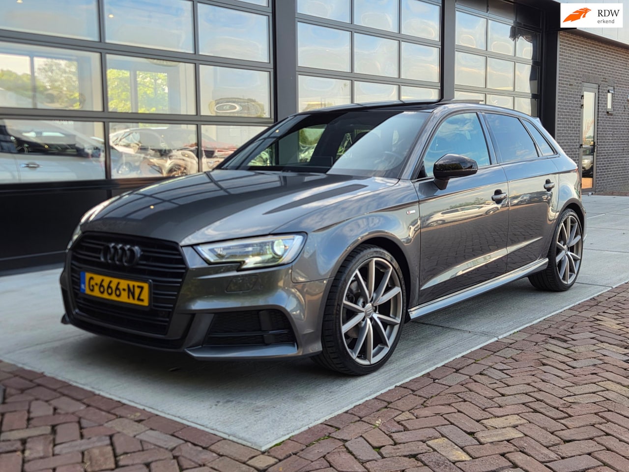 Audi A3 Sportback - 1.5 TFSI 150 PK CoD Sport S Line Edition | AUT | Panodak - AutoWereld.nl