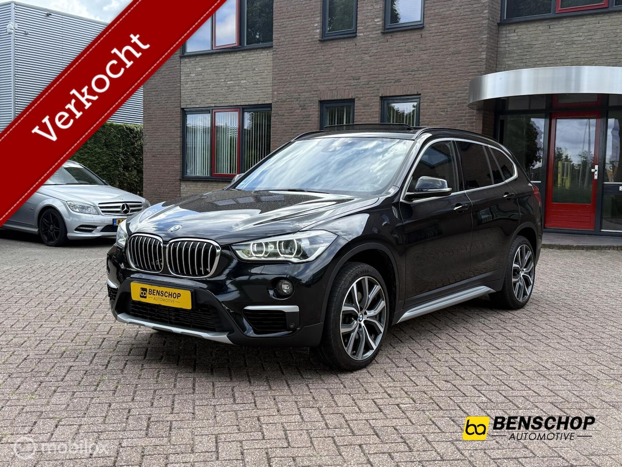 BMW X1 - xDrive20i Xline Panodak Navi Carplay Memory Leer Camera Harman Kardon Trekhaak - AutoWereld.nl
