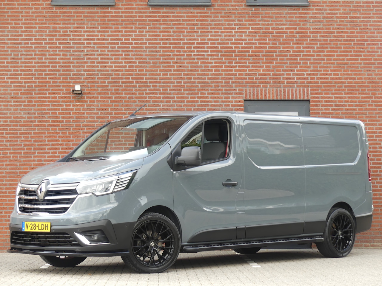 Renault Trafic - 2.0 dCi 150PK T30 L2 RED EDTION LED/Camera/Apple Carplay - AutoWereld.nl