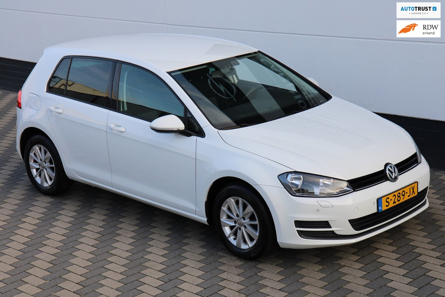 Volkswagen Golf - 1.2 TSI Connected Series Airco Cruise !! - AutoWereld.nl