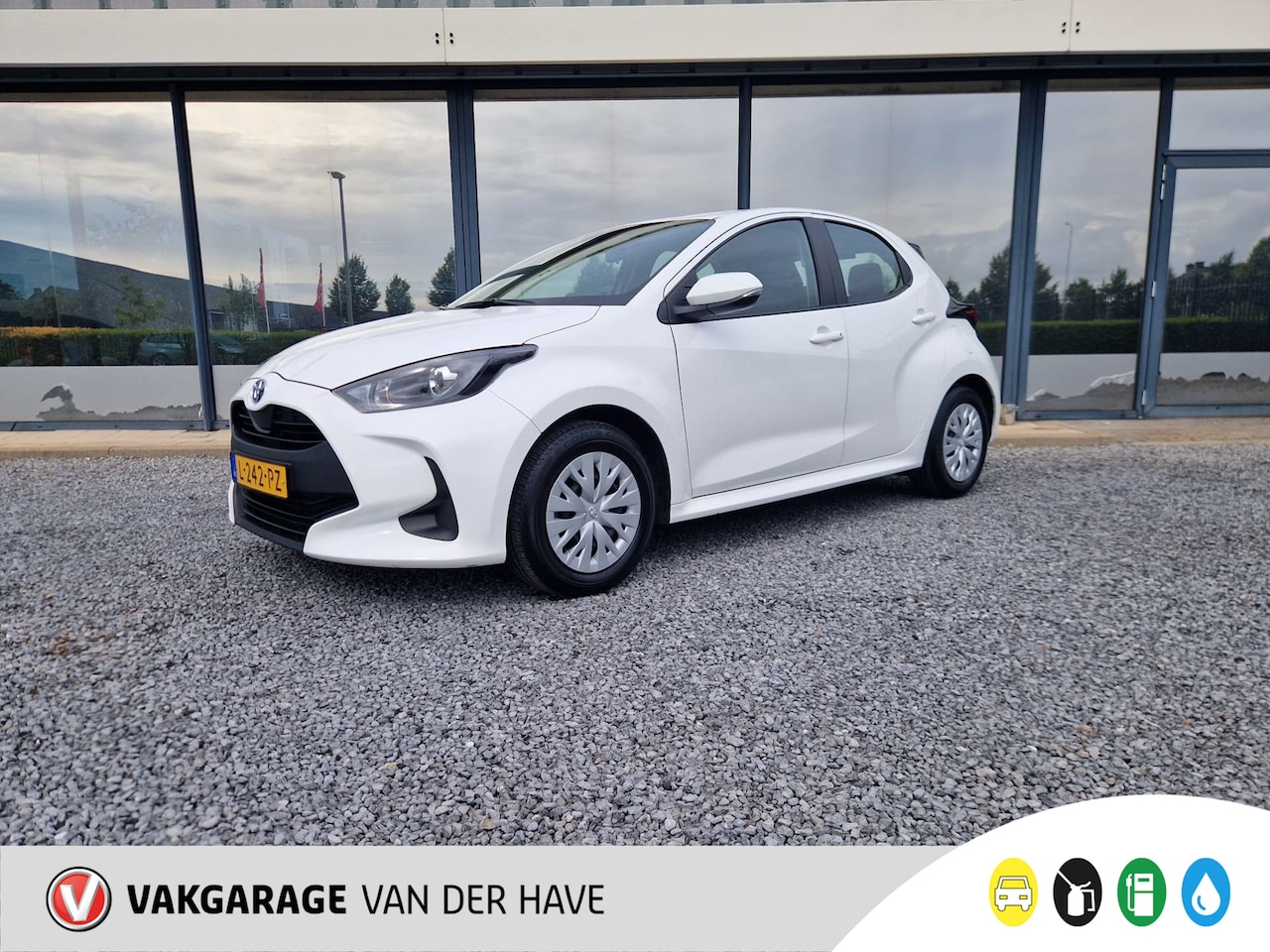 Toyota Yaris - 1.5 Hybrid Active | 1e eigenaar | AUTOMAAT | Navigatie | Camera | Adaptieve Cruise Control - AutoWereld.nl