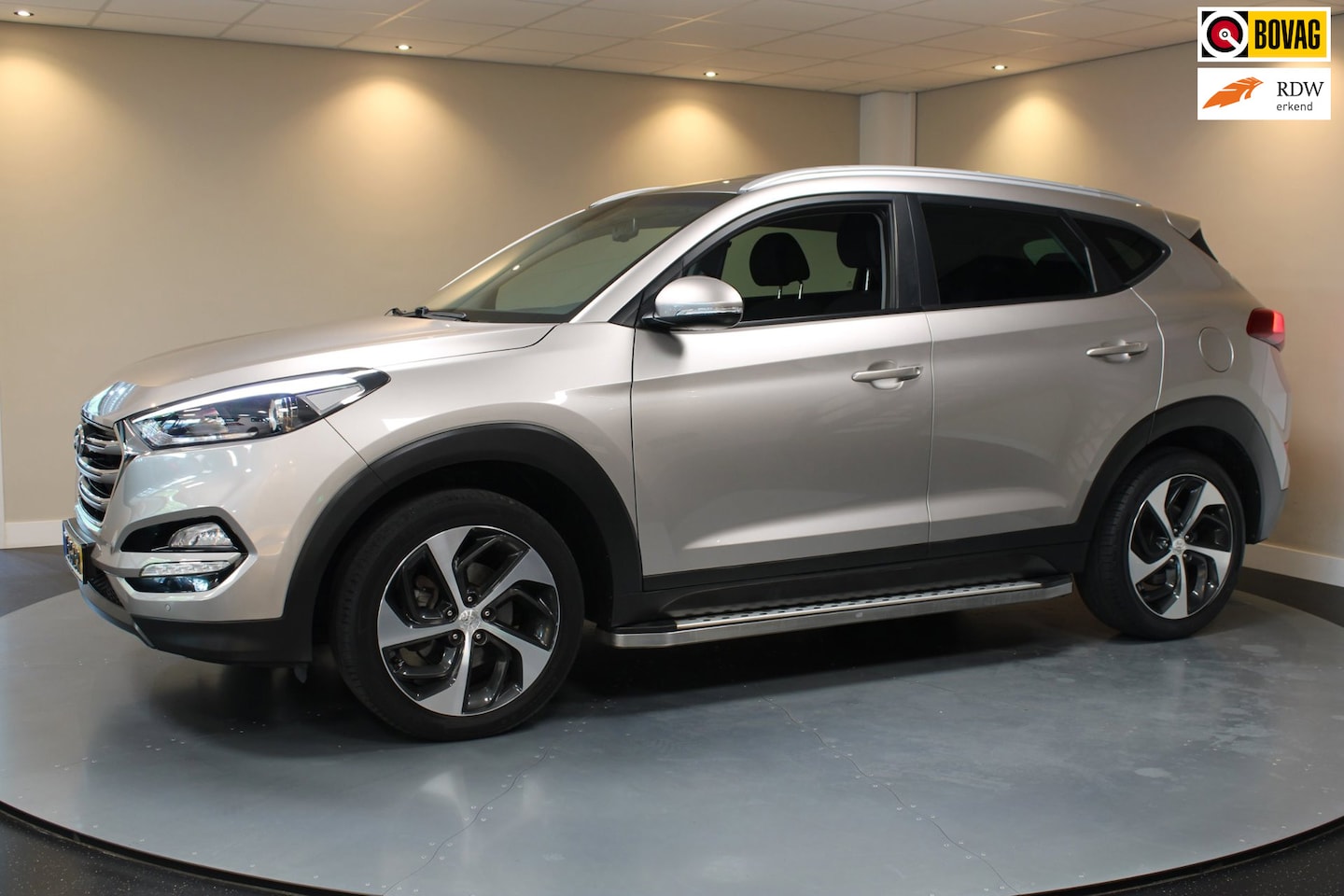Hyundai Tucson - 1.6 GDi Premium *Dealer OH* Stoel/Stuurverw.|Camera|Cruise|Navi|19'' Velgen|BT|PDC|Sidebar - AutoWereld.nl