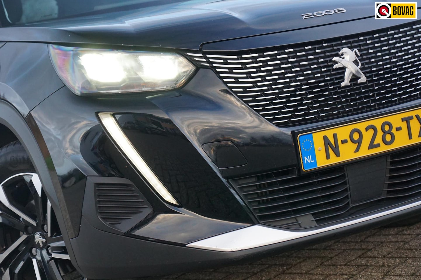 Peugeot 2008 - 1.2 PureTech Allure | Noir Perla Nera | AppleCarplay/Camera/LED/Navi/Half-leder - Chique! - AutoWereld.nl