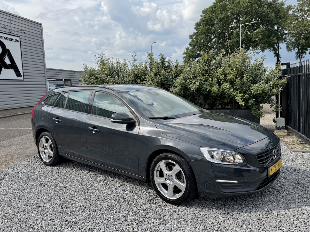 Volvo V60 - 2.0 D2 Kinetic Navi|PDC|Cruis|Media Grijs - AutoWereld.nl