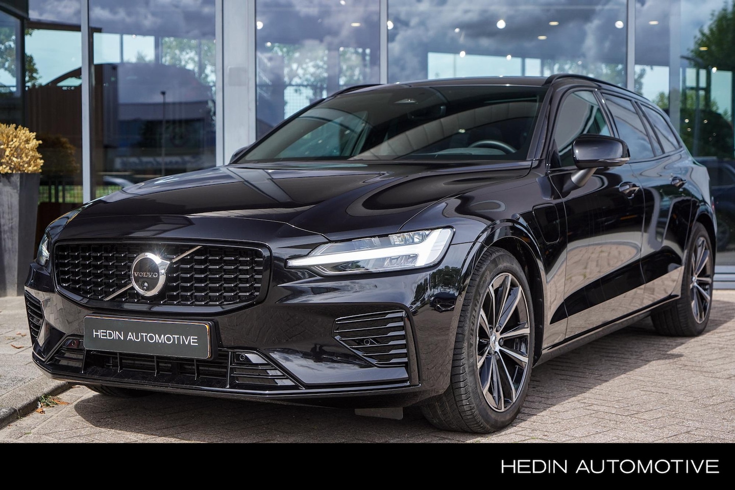 Volvo V60 - 2.0 T8 Plug-in hybrid AWD Plus Dark | Panorama Dak | Elek. Stoelen + Geheugen | Harman/Kar - AutoWereld.nl
