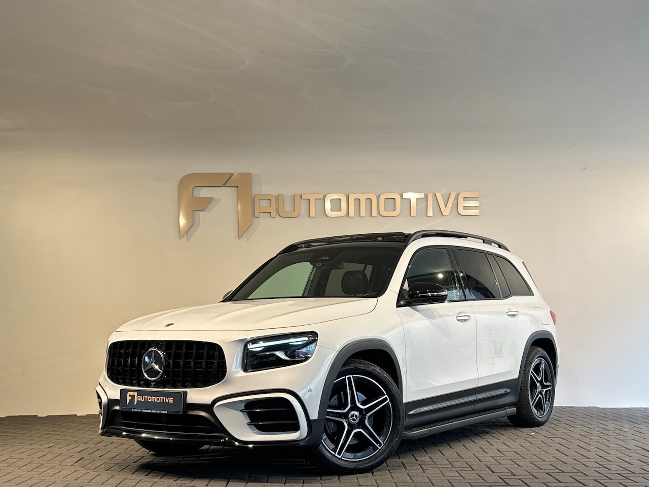 Mercedes-Benz GLB - 180 Star Edition AMG Line Plus Pano|Sfeer|Blindspot|360 Camera - AutoWereld.nl