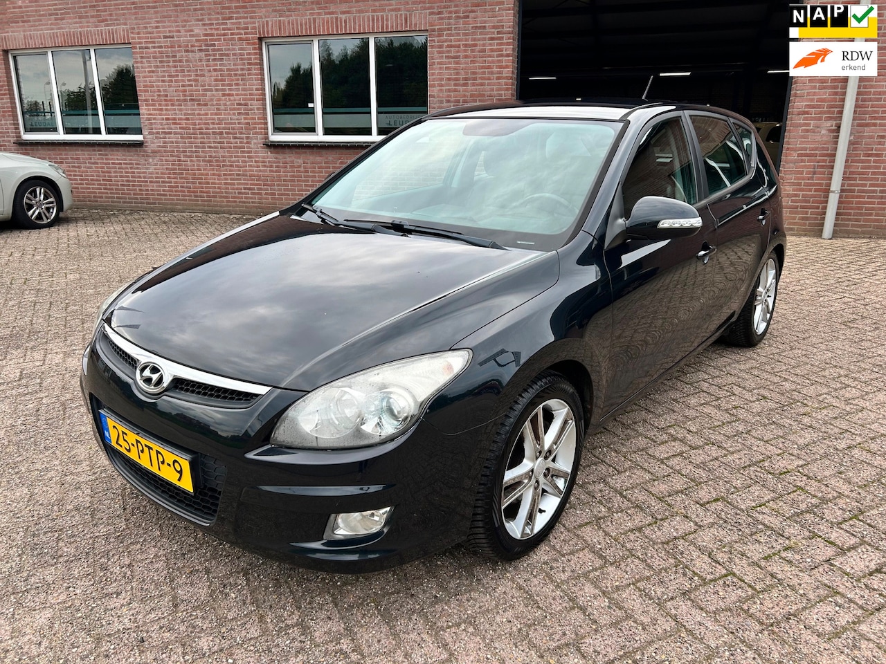 Hyundai i30 - 1.6i i-Catcher // CarPlay // Airco // Nw APK - AutoWereld.nl