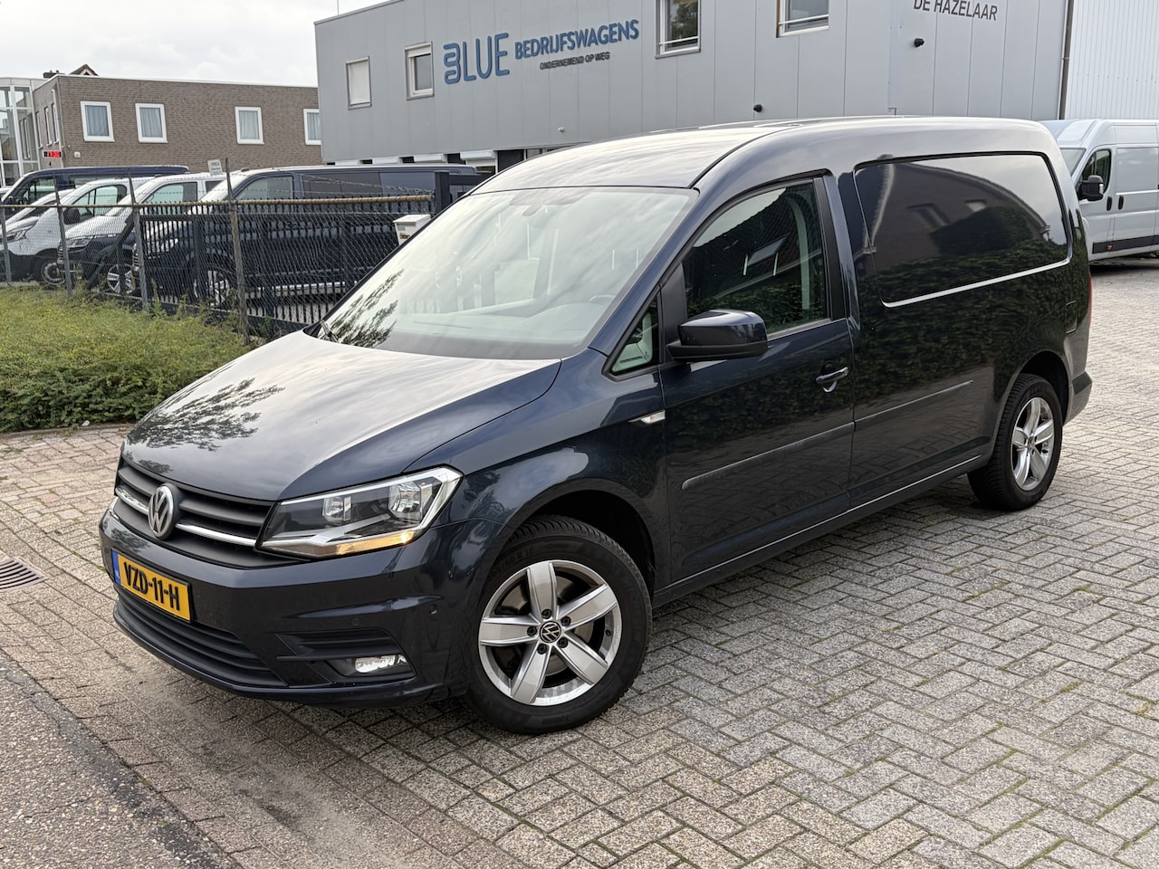 Volkswagen Caddy Maxi - 2.0 TDI 150PK Euro6 DSG-automaat Highline ✓ navigatie ✓ camera ✓ blauw metallic - AutoWereld.nl
